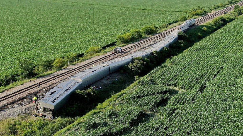 Zeker drie doden nadat trein met 200 passagiers ontspoort in VS