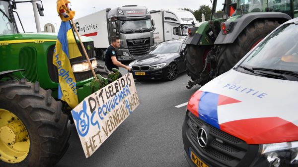 Vuurwerk vanaf viaduct gegooid naar hulpverleners op A50