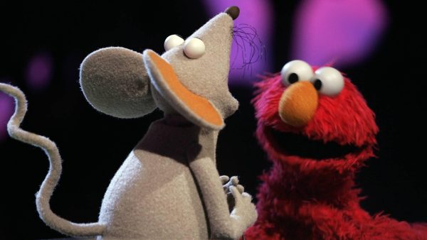 Elmo uit Amerikaanse Sesamstraat heeft eerste coronaprik gehad