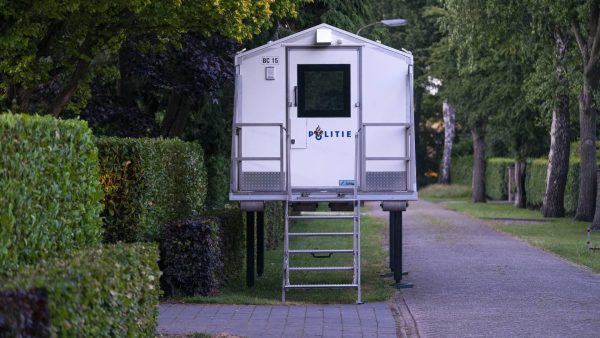 boeren-breken-door-afzetting-bij-huis-minister-van-der-wal