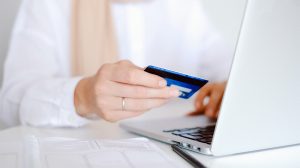 'Nederlander shopt dit jaar minder online'