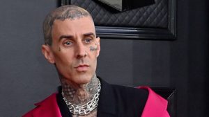 Thumbnail voor Travis Barker opgenomen in het ziekenhuis nadat hij tweet 'God red mij'