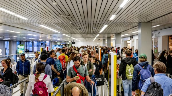 Piloten willen te hulp schieten in beveiliging Schiphol: 'Hebben de juiste papieren'