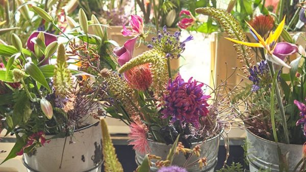 Verras je zus, moeder of liefde met een prachtige bos LINDA. bloemen