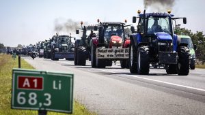 Thumbnail voor Boeren met trekkers blokkeren A1 bij Oldenzaal, snelweg dicht