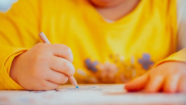 Lea vond anonieme kindertekening in de post: Bewijs van dubbelleven