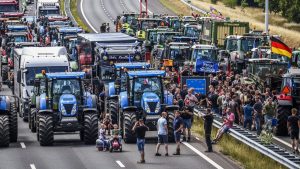 Thumbnail voor Boeren roepen op maandag 'heel Nederland plat te leggen'