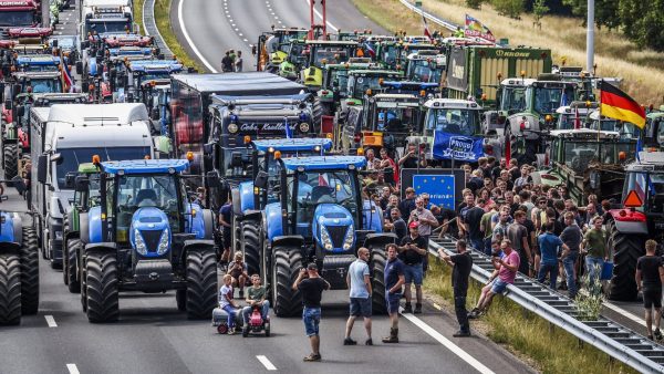 Boeren roepen op maandag 'heel Nederland plat te leggen'