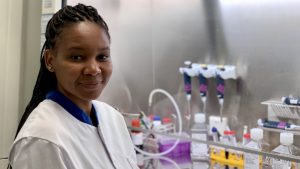 Thumbnail voor Met haar Afrikaanse roots strijdt wetenschapper Cynthia Lungu (33) voor genezing van hiv: 'Nog een lange weg te gaan'