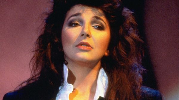 Elk jaar dansen duizenden Kate Bush fans tegelijk op 'Wuthering Heights'