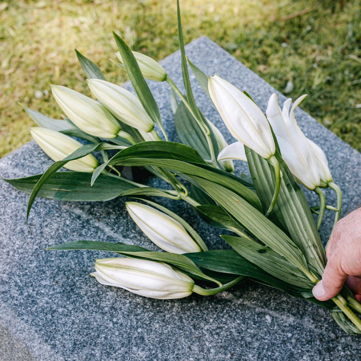 bloemen bij grafsteen