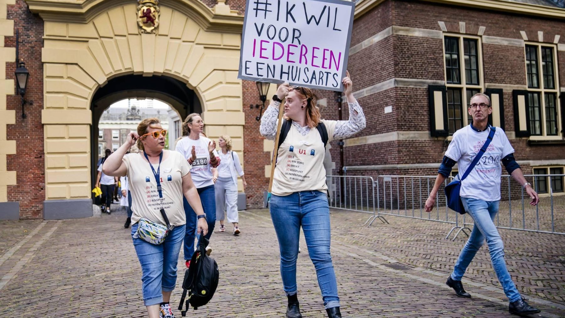 Politie stuurt demonstrerende huisartsen weg bij Binnenhof