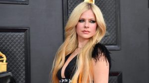 Thumbnail voor Avril Lavigne maakt remake van debuut albumcover: 'Magisch moment'