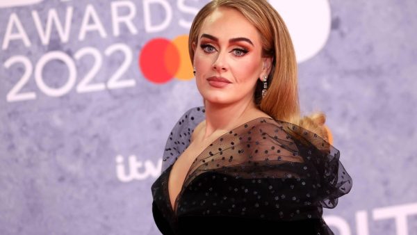 Adele emotioneel bij terugkeer op podium