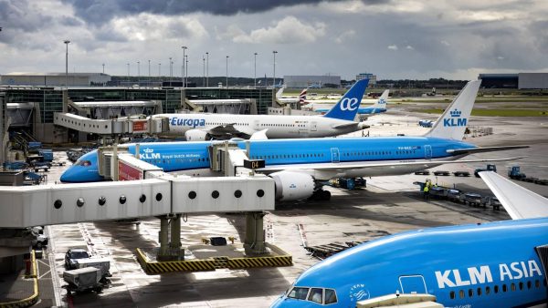 KLM raadt reizigers af maandag met de auto naar Schiphol te komen