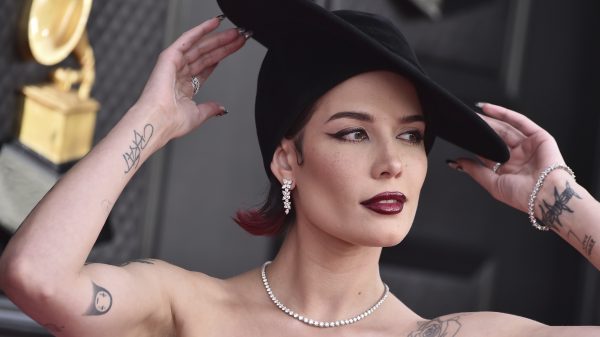 Zangeres Halsey over haar abortus: 'Iedereen heeft het recht zelf te kiezen'