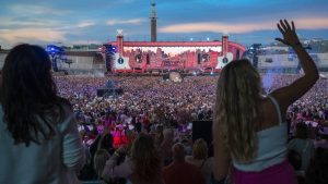 Thumbnail voor Bas Smit biedt excuses aan na klachten over festival Amsterdamse Zomer: 'Wakker met een mega kater'