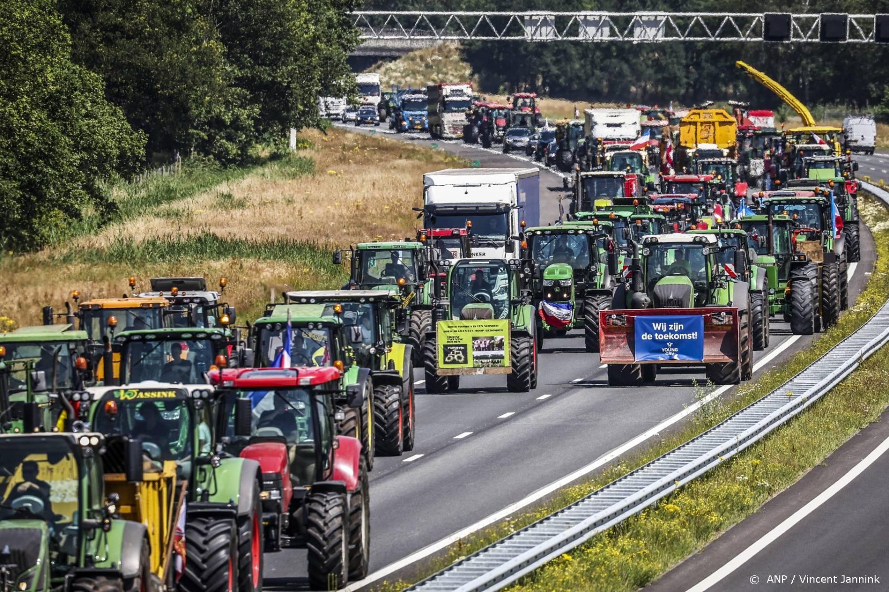 Boerenacties van start: tractoren op snelwegen en blokkades bij distributiecentra
