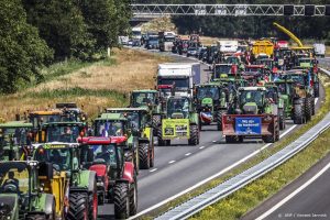 Thumbnail voor Boerenacties van start: tractoren op snelwegen en blokkades bij distributiecentra