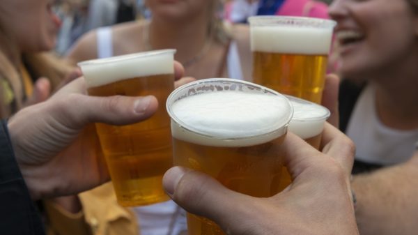 Het regent geen meters bier meer: festivals stoppen met plastic wegwerpbekers