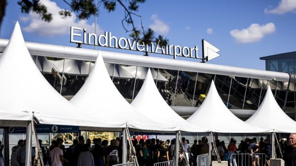 Angst voor boerenprotesten veroorzaakt lange rijen op vliegveld Eindhoven