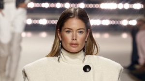 Thumbnail voor Doutzen schittert op de catwalk en dochtertje kijkt trots toe: 'Ik doe het voor haar'