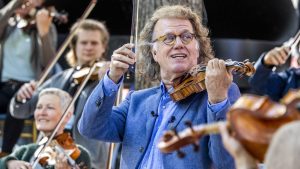 Thumbnail voor André Rieu is nog steeds voor elk optreden zenuwachtig: 'Dan vervloek ik mijn baan'