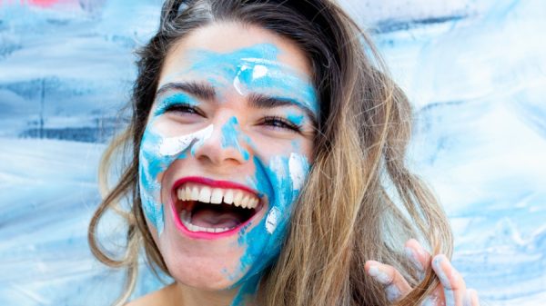 Anne-Claire helpt vrouwen met zelfvertrouwen te herwinnen door ze in kunstwerken te veranderen