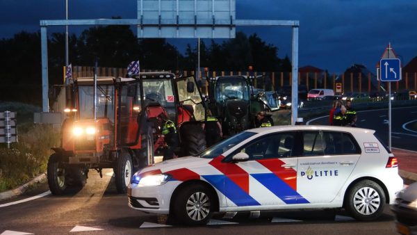 Politie schiet gericht bij protest Heerenveen, drie aanhoudingen