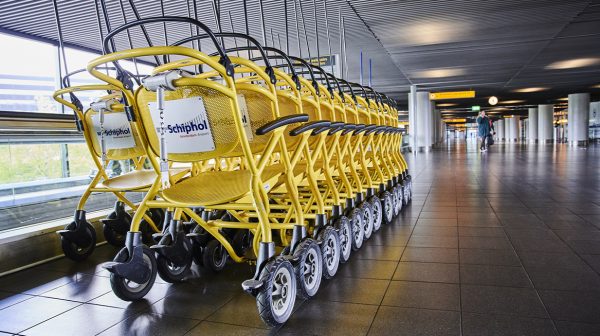 Steeds meer nep-gehandicapten op Schiphol om rijen te omzeilen