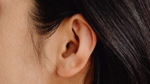 Thumbnail voor Waarom je je oren nóóit met een wattenstaafje moet schoonmaken (en hoe dan wel)