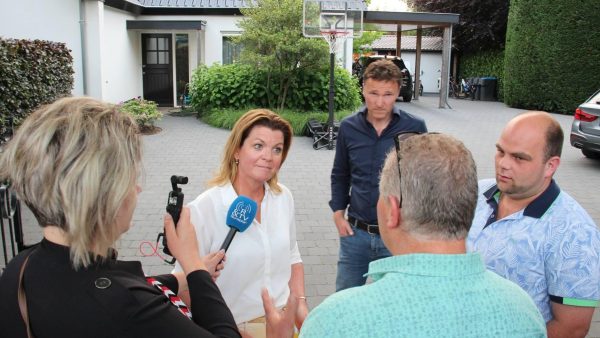 Acht mensen aangehouden voor protest bij huis minister Van der Wal