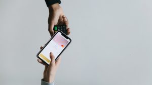 Thumbnail voor Geld overmaken kan 'over drie jaar' door je telefoon op iemand te richten