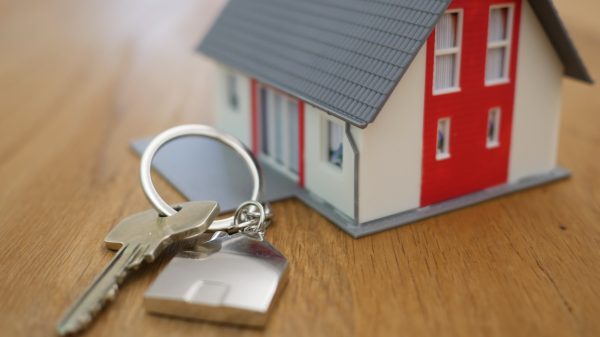 Woningaanbod stijgt flink en prijsstijging zwakt af volgens makelaars