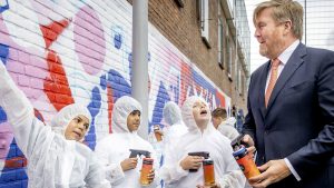 Carrièreswitch? Koning Willem-Alexander spuit graffiti ter ere van het 25-jarige bestaan van de Krajicek Foundation