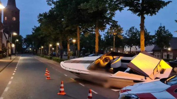 Amsterdamned maar dan in Limburg: Speedboat achtergelaten in het centrum van Lottum