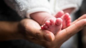 Thumbnail voor Jennifer (26) verloor 2,5 liter bloed tijdens haar bevalling: 'Ik vroeg of ik dood zou gaan'
