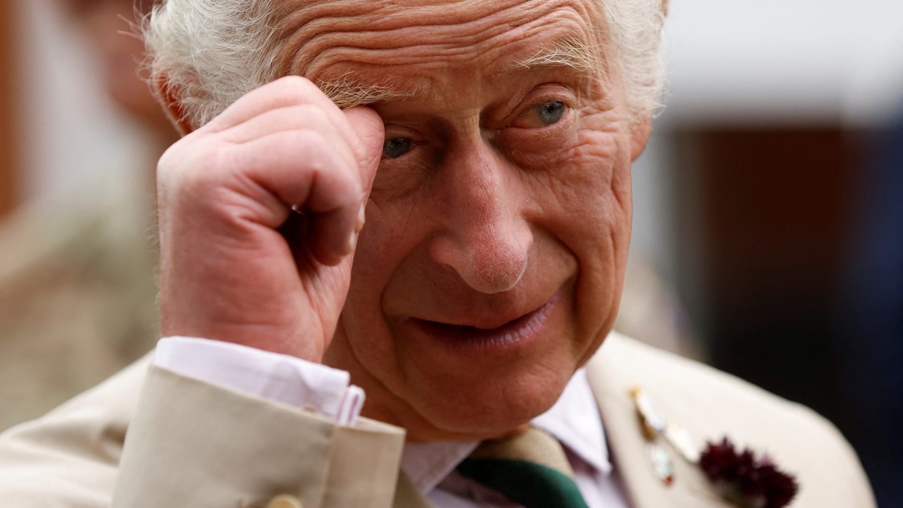 Wie het kleine niet eert: prins Charles krijgt vliegen cadeau van peuter