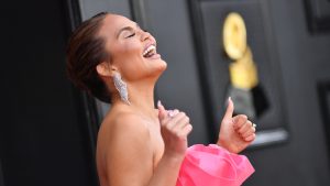 Thumbnail voor Chrissy Teigen prijst Amsterdamse braadworst de hemel in: 'Beste die ik ooit heb gehad'