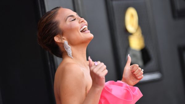 Chrissy Teigen prijst Amsterdamse braadworst de hemel in: 'Beste die ik ooit heb gehad'