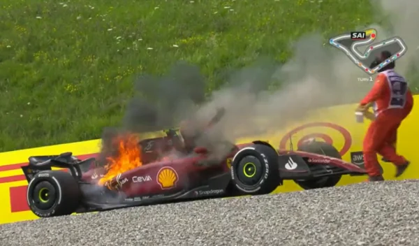 Ferrari coureur Carlos Sainz ontsnapt nét op tijd uit brandende auto na explosie tijdens GP van Oostenrijk