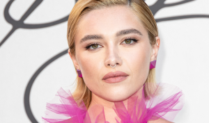 Thumbnail voor Actrice Florence Pugh bijt van zich af na kritiek op tepelfoto's: 'Word volwassen'