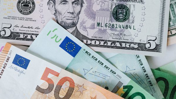 Euro is voor het eerst in 20 jaar evenveel waard als dollar