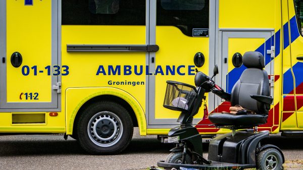 Vrouw in scootmobiel (80) overlijdt na botsing met vuilniswagen