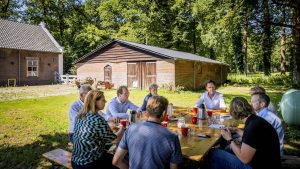 Thumbnail voor Rutte voert emotioneel gesprek met kritische boeren in Leusden