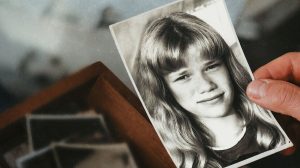 Thumbnail voor Docu 'My Daughter's Killer': 30 jaar (!) na moord op zijn dochter vindt vader zélf moordenaar