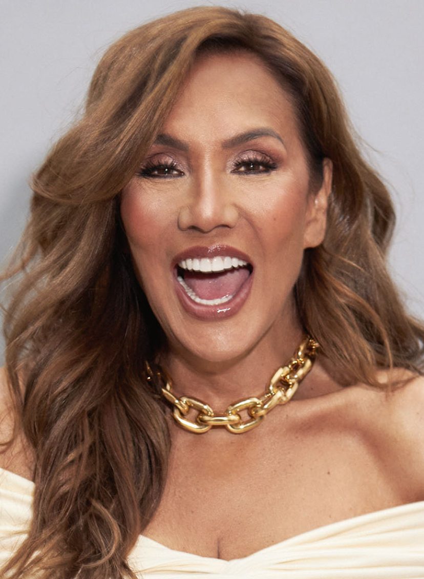 Portretfoto van Patty Brard met een off-shoulderjurk en gouden ketting