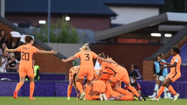 Nederlandse voetbalsters winnen van Portugal op EK voetbal