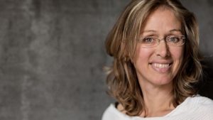 Thumbnail voor Iris (48) groeide op als KOPP-kind: 'Ik moest wegbewegen van de dynamiek met mijn ouders'