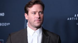 Thumbnail voor Acteur Armie Hammer is na beschuldiging van kannibalisme weer aan het werk, maar niet in Hollywood